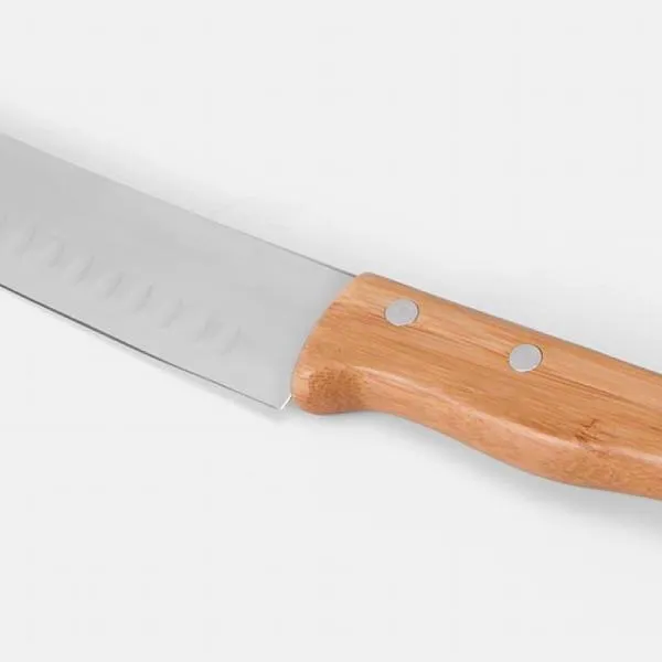 Kit com seis peças com cabos em Bambu e lâminas em aço Inox com rebites resistentes, sendo uma faca 8”, um garfo trinchante, um cutelo 6”, uma chaira 8”, uma faca Santoku 7” e uma faca 7” para pão. Estão organizados em fita elástica preta no interior de um estojo.