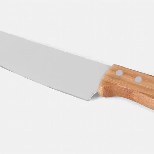 Kit com seis peças com cabos em Bambu e lâminas em aço Inox com rebites resistentes, sendo uma faca 8”, um garfo trinchante, um cutelo 6”, uma chaira 8”, uma faca Santoku 7” e uma faca 7” para pão. Estão organizados em fita elástica preta no interior de um estojo.