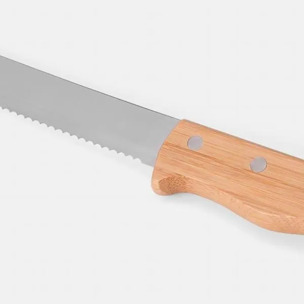 Conjunto composto por uma faca 8”, faca 4” de frutas e faca 5” para desossar em Madeixa/Inox; garfo trinchante, faca Santoku 7” e faca 7” para pão. Estão organizados em fita elástica preta no interior de um estojo.