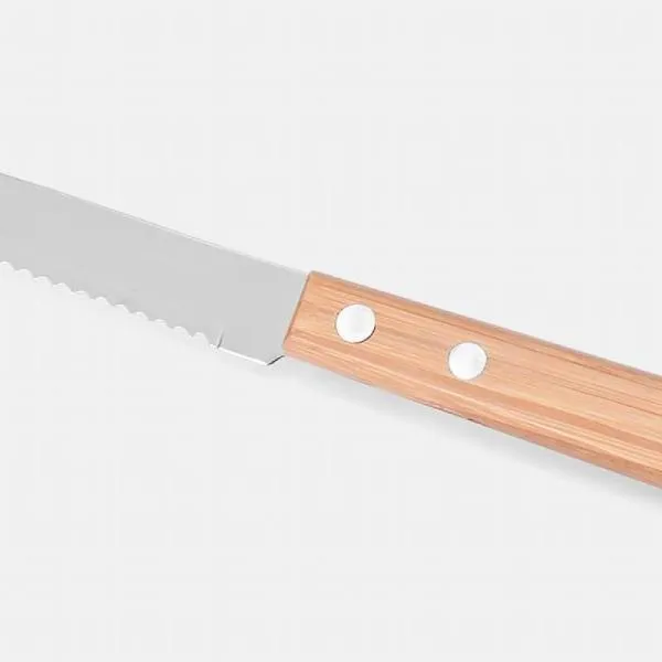 Conjunto composto por uma faca 8”, faca 4” de frutas e faca 5” para desossar em Madeixa/Inox; garfo trinchante, faca Santoku 7” e faca 7” para pão. Estão organizados em fita elástica preta no interior de um estojo.