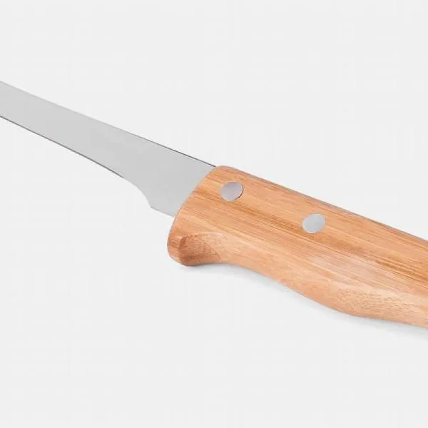 Conjunto composto por uma faca 8”, faca 4” de frutas e faca 5” para desossar em Madeixa/Inox; garfo trinchante, faca Santoku 7” e faca 7” para pão. Estão organizados em fita elástica preta no interior de um estojo.