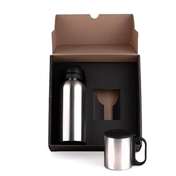 Conjunto de garrafa e caneca em Aço Inox. Garrafa confeccionado em aço inox escovado. Conta com tampa abre e fecha em polipropileno rosqueável e anel interno em silicone para vedação. Caneca em aço inox escovado. Conta com tampa preta e alça em plástico.