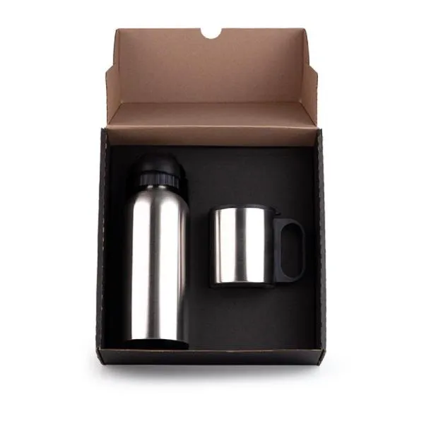 Conjunto de garrafa e caneca em Aço Inox. Garrafa confeccionado em aço inox escovado. Conta com tampa abre e fecha em polipropileno rosqueável e anel interno em silicone para vedação. Caneca em aço inox escovado. Conta com tampa preta e alça em plástico.