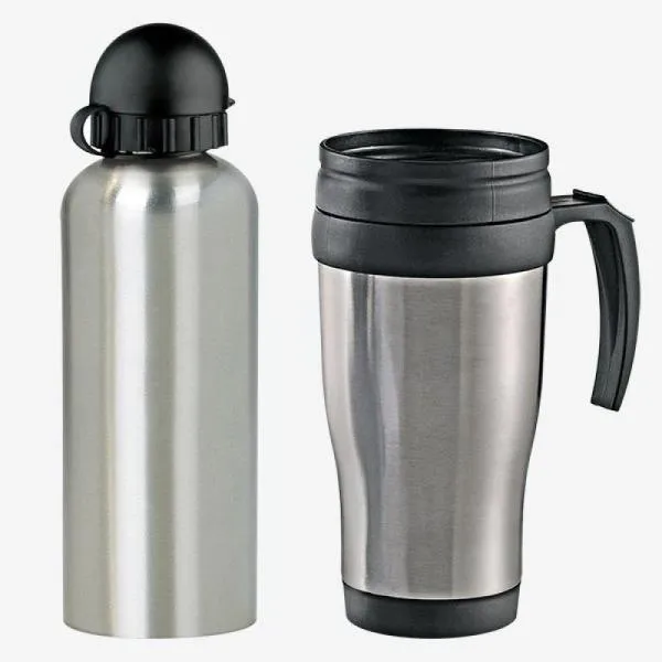 Conjunto composto por um squeeze em aço inox/polipropileno de 600ml e uma caneca em polipropileno/aço inox de 410ml, perfeitamente acomodados em uma caixa kraft com tampa.