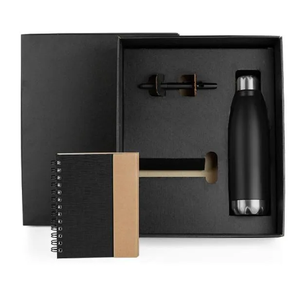 Kit composto por caderno espiral preto/bege com capa e caneta em papelão reciclado; garrafa em aço Inox preta com tampa rosqueável e caneta esferográfica em ABS preta.