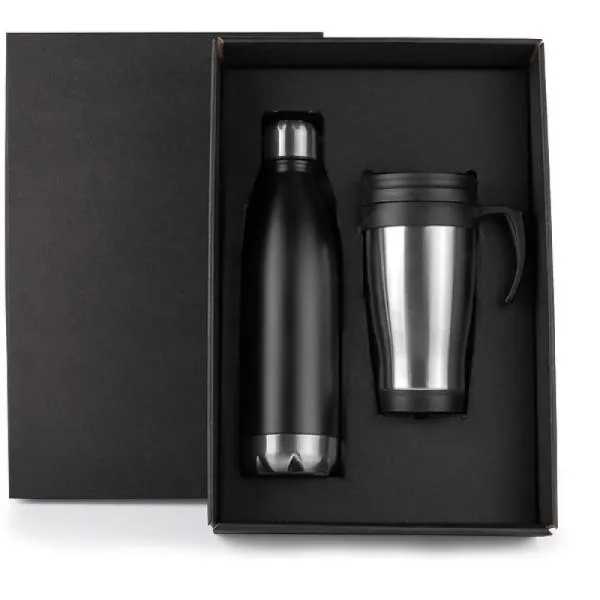 Kit composto por garrafa em aço Inox preta com capacidade de 750ml e tampa rosqueável, conta também com caneca em polipropileno preto revestida em aço inox escovado.