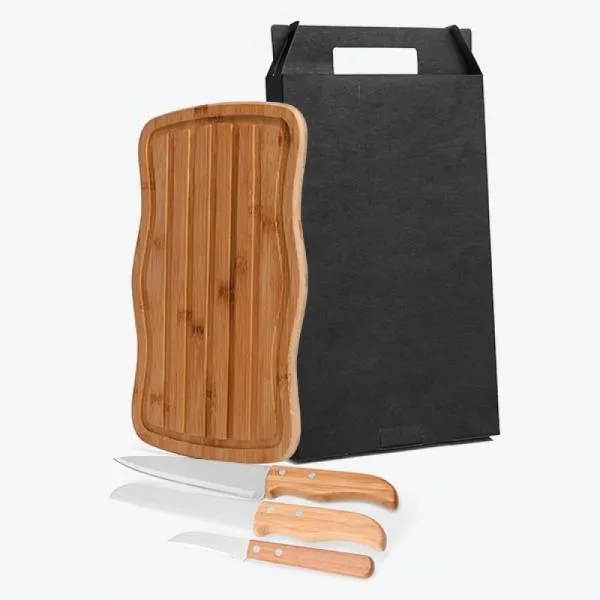 Kit para petisco e cozinha com tábua em bambu. Kit composto por faca 7, faca para pão e faca para legumes 3 em Metal/Bambu. Tábua confeccionada com tripla camada invertida, para dar maior durabilidade. Produto 2 em 1, de um lado da tábua é especifica para cortar pães, do outro é ideal para Queijos e Petiscos.