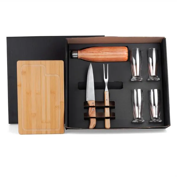 Kit para churrasco. Composto por tábua para churrasco/cozinha em bambu; faca 7 para cozinha e garfo trinchante em madeira/inox; garrafa em aço inox com pintura amadeirada e quatro copos de vidro para cerveja/drinks. Como cortesia, na faca 7 fazemos uma gravação com os cortes do boi.