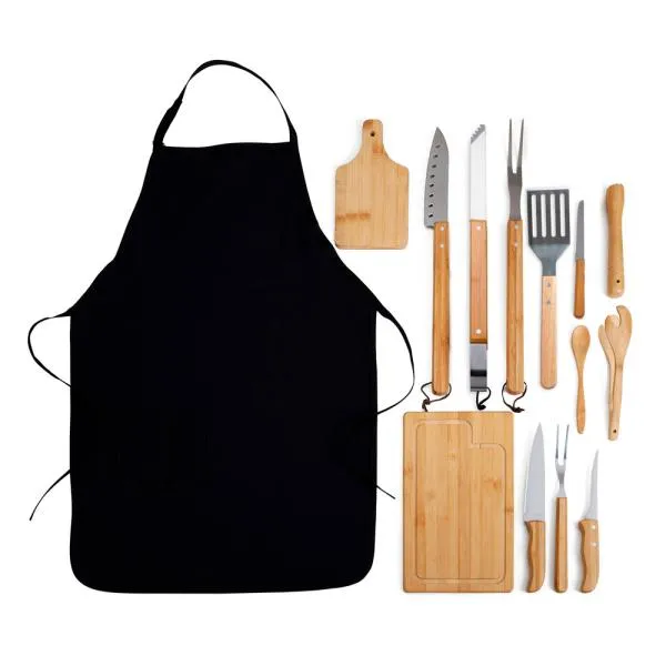 Acompanha avental preto, tábua para churrasco, tábua para caipirinha, pegador, socador e colher de 18 cm em bambu; Faca 7'', 5 e 4. Conta também com utensílios como faca, garfo para churrasco e garfo trinchante em bambu/inox, espátula e pegador perfurado em aço inox/madeira. Como cortesia, na faca 7 fazemos uma gravação com os cortes do boi.