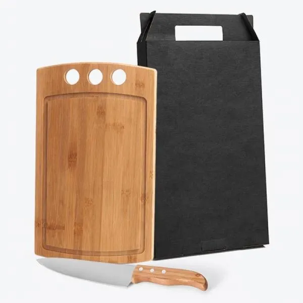 Conjunto para Cozinha. Composto por tábua com três furos em Bambu e faca 8'' em Madeira/Inox. Como cortesia, na faca 8 fazemos uma gravação com os cortes do boi.