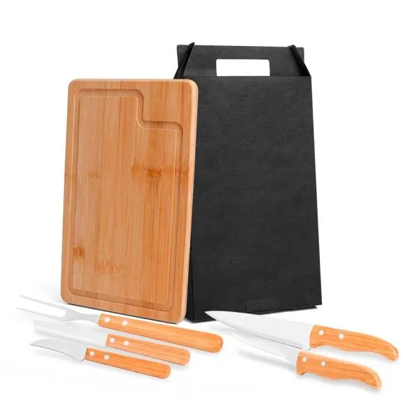 Kit para Churrasco. Composto por uma tábua retangular em tripla camada invertida de Bambu com sulco; faca 7”, garfo trinchante e faca 3” de legumes em Bambu/Inox; faca 5” para desossar e faca 4” de frutas em Madeira/Inox.