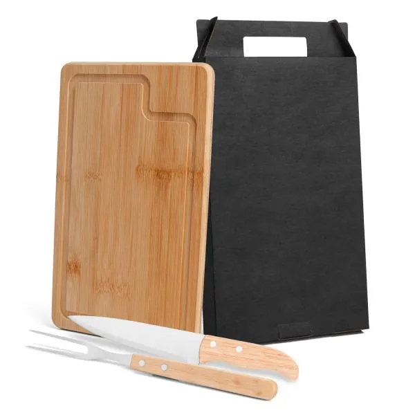 Kit para churrasco; Conta com tábua em Bambu; Faca 7 e garfo em aço Inox/Madeira. Tábua confeccionada com tripla camada invertida, para dar maior durabilidade e não deformar com o passar do tempo. Como cortesia, na faca 7 fazemos uma gravação com os cortes do boi.