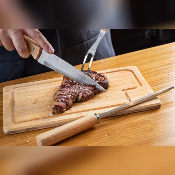 Kit para churrasco. Conta com tábua em bambu; Faca 7, garfo e chaira em Aço Inox/Madeira. Tábua confeccionada com tripla camada invertida, para dar maior durabilidade e não deformar com o passar do tempo. Como cortesia, na faca 7 fazemos uma gravação com os cortes do boi.