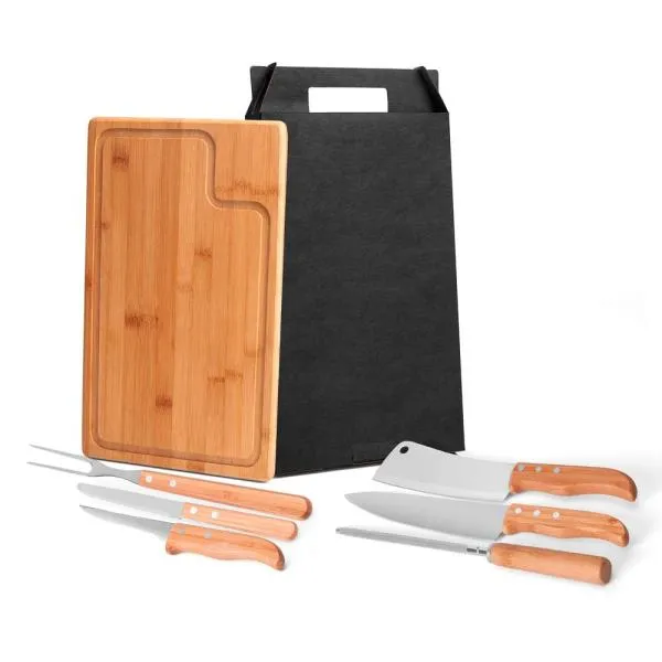 Conjunto para Churrasco. Composto por uma tábua retangular em tripla camada invertida de bambu com sulco; chaira, faca 5”para desossar, garfo trinchante, cutelo 6” e uma faca 4” de frutas em Bambu/Inox. Acompanha também uma faca 8 em Madeira/Inox.