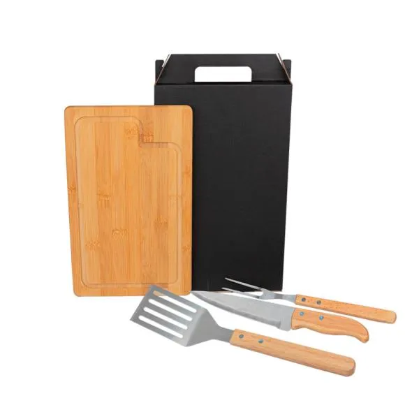 Kit para churrasco/hambúrguer com espátula. Conta com tábua em bambu; Faca 7, garfo e espátula perfurada em aço Inox/Madeira.