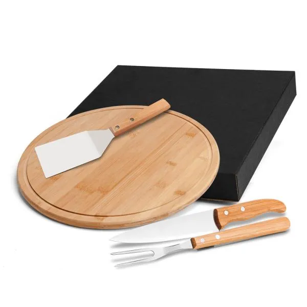 Kit para Churrasco/Pizza em Bambu/Inox; Conta com uma tábua redonda em tripla camada invertida de Bambu com Ø 35cm; Garfo e faca 7 com cabo em Bambu e lâmina em aço inox com rebites resistentes; Espátula com cabo de Bambu e lâmina em Aço Inox com rebites reforçados.