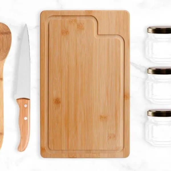 Kit para cozinha e tempero. Conjunto composto por uma tábua e colher 30 cm em bambu; Uma faca 7” em aço inox/bambu e 3 potinhos de vidro com tampa.