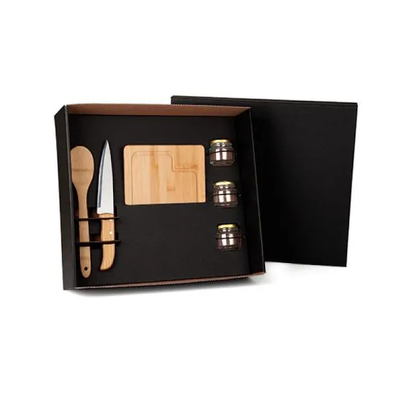 Kit para cozinha e tempero. Conjunto composto por uma tábua e colher 30 cm em bambu; Uma faca 7” em aço inox/bambu e 3 potinhos de vidro com tampa.