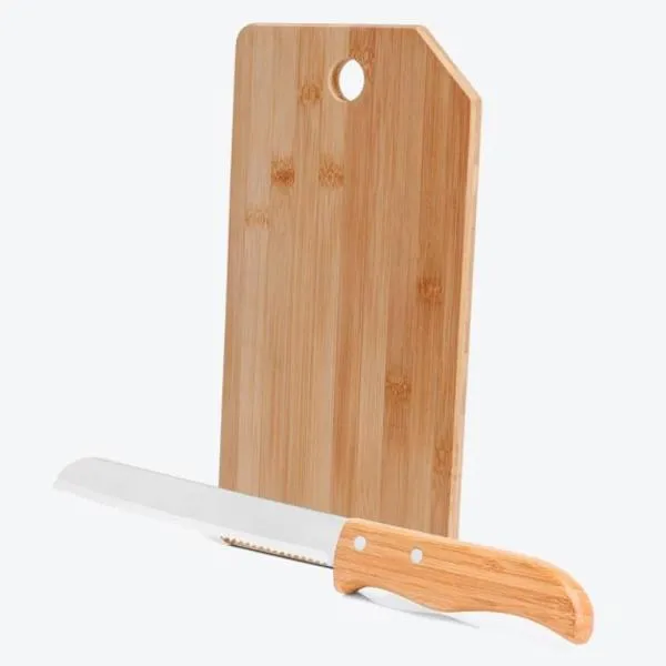 Conjunto para cozinha em Bambu/Inox. Acompanha tábua em bambu com furo e faca para pão em Bambu/Inox.