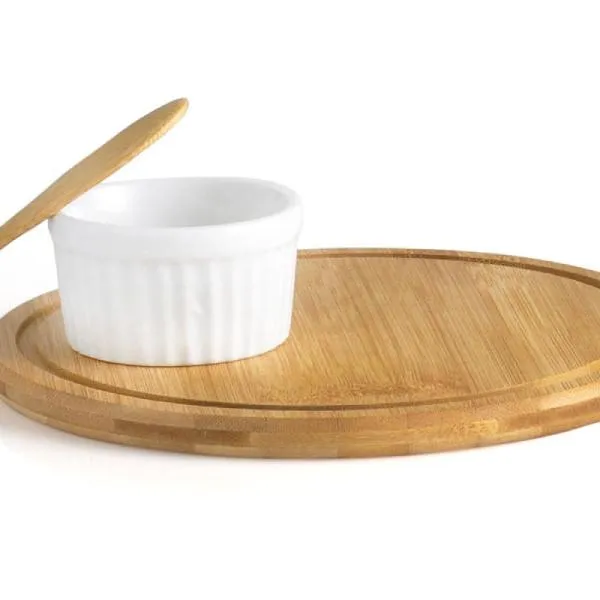 Conjunto para petiscos em bambu. Acompanha tábua e espátula em bambu, conta também com ramekin em porcelana.