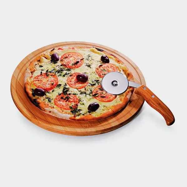 Conjunto para pizza em bambu. Acompanha tábua em bambu e cortador de pizza em Bambu/Inox.