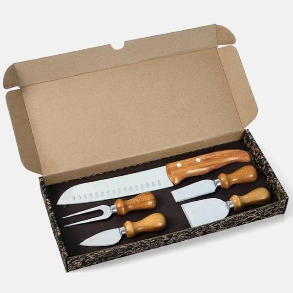 Kit composto por quatro acessórios para queijo. Conta com duas facas, uma espátula e um garfo para queijos em madeira/inox; faca santoku.