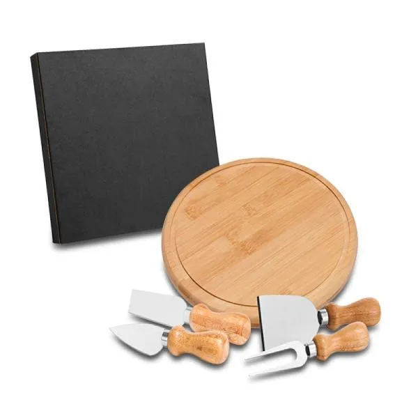 Kit para queijo. Conta com tábua redonda em bambu; duas facas, uma espátula e um garfo em inox/madeira para queijos. Tábua confeccionada com tripla camada invertida, para dar maior durabilidade e não deformar com o passar do tempo.