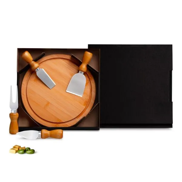 Kit para queijo. Conta com tábua redonda em bambu; duas facas, uma espátula e um garfo em inox/madeira para queijos. Tábua confeccionada com tripla camada invertida, para dar maior durabilidade e não deformar com o passar do tempo.