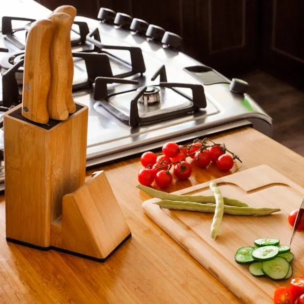 Conjunto para Cozinha. Composto por tábua e cepo em Bambu; faca 7, faca para pão 7, faca santoku em Bambu/Inox. Acompanha também uma faca de filetiar 5 em Madeira/Inox.