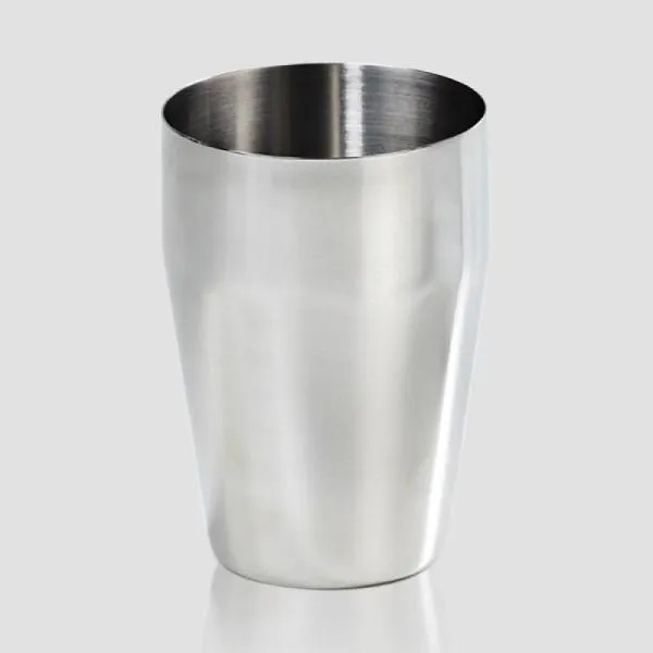 Confeccionada em aço inox escovado com acabamento externo brilhante. Mantém a temperatura da bebida gelada por mais tempo. Ideal para o preparo de diferentes drinks ou caipirinhas. Capacidade: 350ml Utilidade do Produto: Ideal para preparar bebidas.