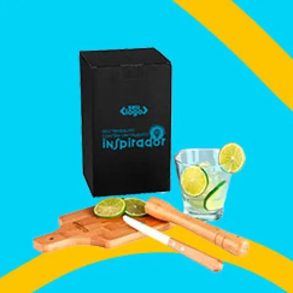 Kit para Caipirinha. Conta com tábua e socador em Bambu; faca para frutas de 4” em Madeira/Inox e copo de vidro 350ml.