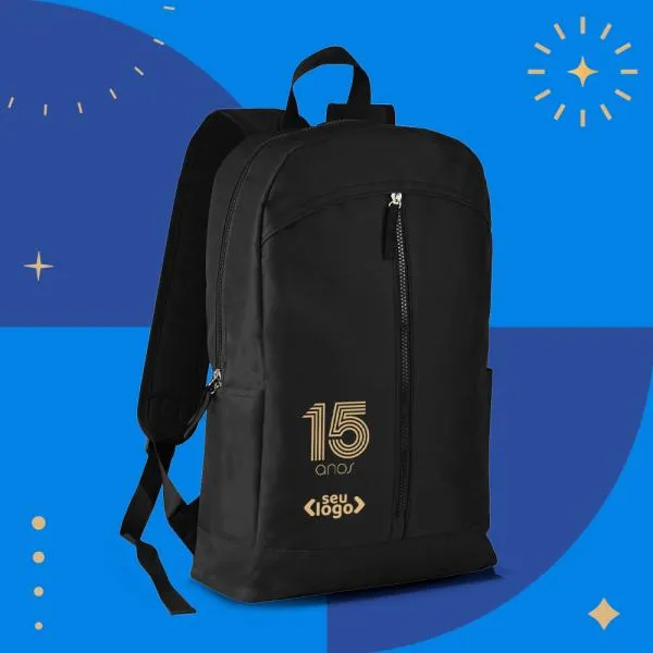 Mochila preta confeccionada em Polyester 600D. Conta com bolso principal com zíper duplo cursor, bolso frontal em zíper diagonal, dois bolsos laterais, divisória para notebook, alças ajustáveis e alça de mão.