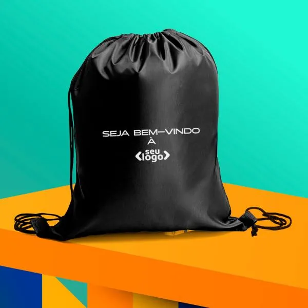 Mochila sacola em Nylon 420 preta. Conta com alças para as costas tipo cordão e cantos reforçados.