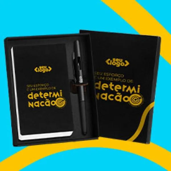 Bloco para anotações preto com caneta. O bloco conta com 100 folhas não pautadas e picotadas. Caneta esferográfica em ABS preta. Conta com tampa com abertura nas laterais, acabamento fosco, clipe em Metal e ponteira touch em Silicone preto. Carga esferográfica azul.