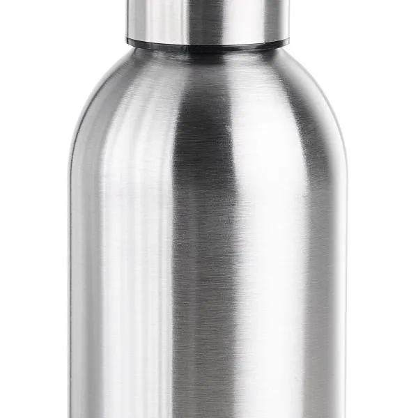 Garrafa em Inox na cor prata, confeccionada com uma segunda parede de Inox para alta preservação de temperatura tanto de líquidos gelados, quanto de líquidos quentes.