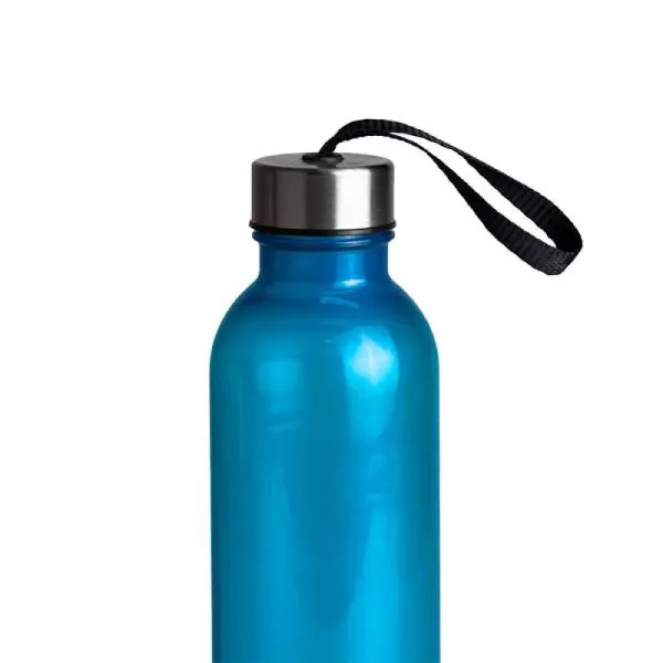 Garrafa azul em PET. Conta com tampa rosqueável em Aço Inox com cordão. Livre de BPA. Capacidade: 600ml