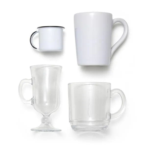 Conta com caneca em vidro com capacidade de 300ml, caneca de vidro p/ café com capacidade de 130ml, caneca em cerâmica branca com capacidade de 230 ml e caneca em alumínio branca.