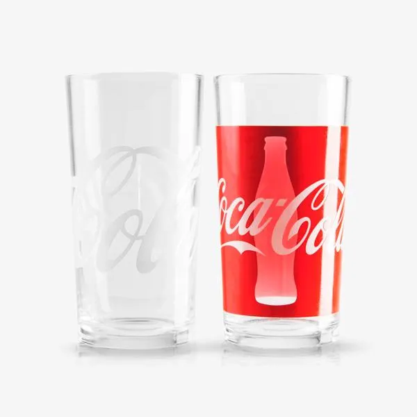 Jogo de copos personalizados contendo dois copos Coca Cola em vidro e embalagem.