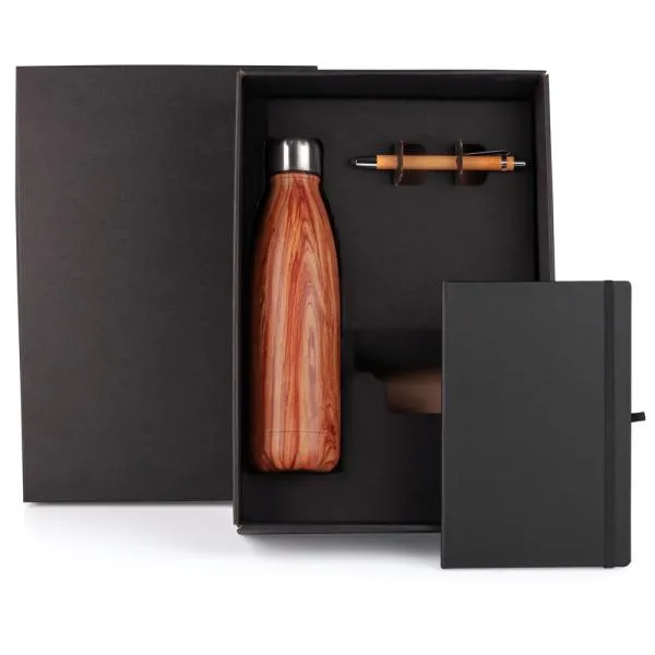 Kit de boas vindas. Kit composto por garrafa em aço inox com pintura amadeirada; caderno para anotações preto com capa dura e caneta esferográfica em bambu com ponta touch.