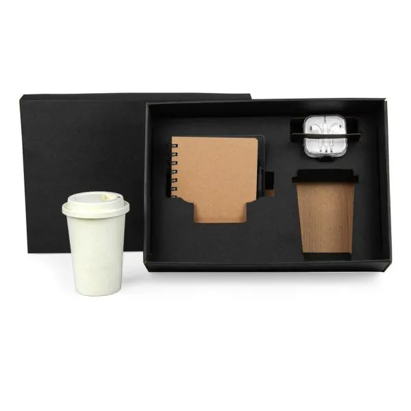 Kit boas vindas. Conta com caderno capa dura bege; caneta esferográfica com ponta touch; fone de ouvido com microfone e cabo de 1m; copo com tampa 450ml em fibra de bambu.