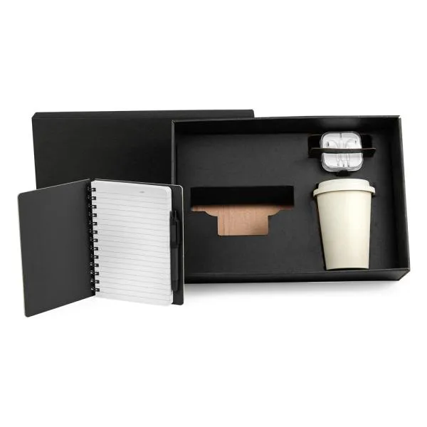 Kit boas vindas. Conta com caderno capa dura bege; caneta esferográfica com ponta touch; fone de ouvido com microfone e cabo de 1m; copo com tampa 450ml em fibra de bambu.