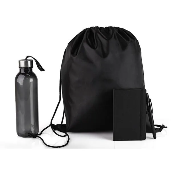 Kit boas vindas. Conta com mochila preta em nylon 420; garrafa preta em PET; caderno para anotações preto com capa dura e caneta esferográfica em ABS preta.