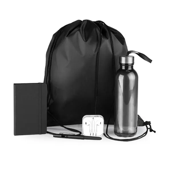 Kit boas vindas. Conta com mochila em nylon 420, garrafa pet, fone de ouvido, caderno sem pauta e caneta esferográfica com tampa e ponta touch.