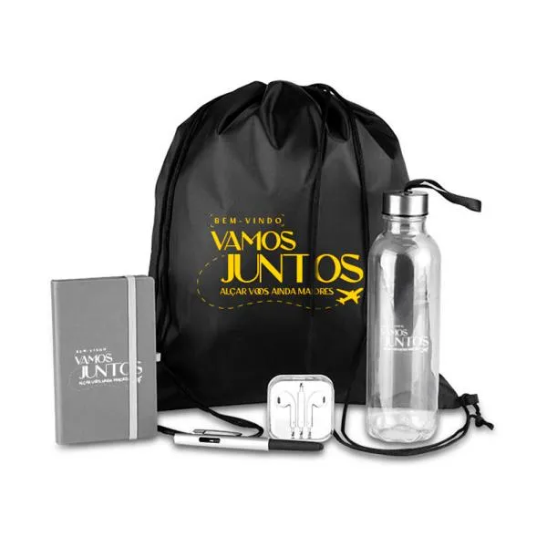 Kit boas vindas. Conta com mochila sacola preta em nylon 210D, caderno para anotações cinza com capa dura, garrafa transparente em PET, fone de ouvido e caneta esferográfica em ABS prata.