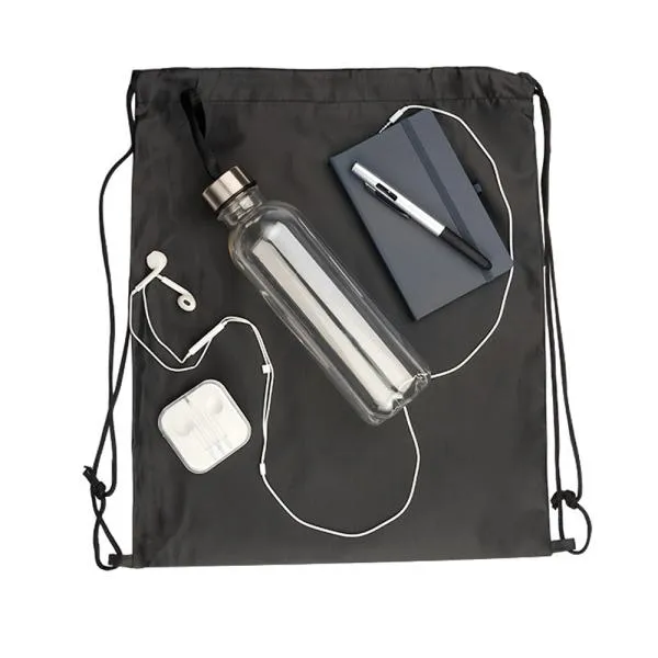 Kit boas vindas. Conta com mochila sacola preta em nylon 210D, caderno para anotações cinza com capa dura, garrafa transparente em PET, fone de ouvido e caneta esferográfica em ABS prata.