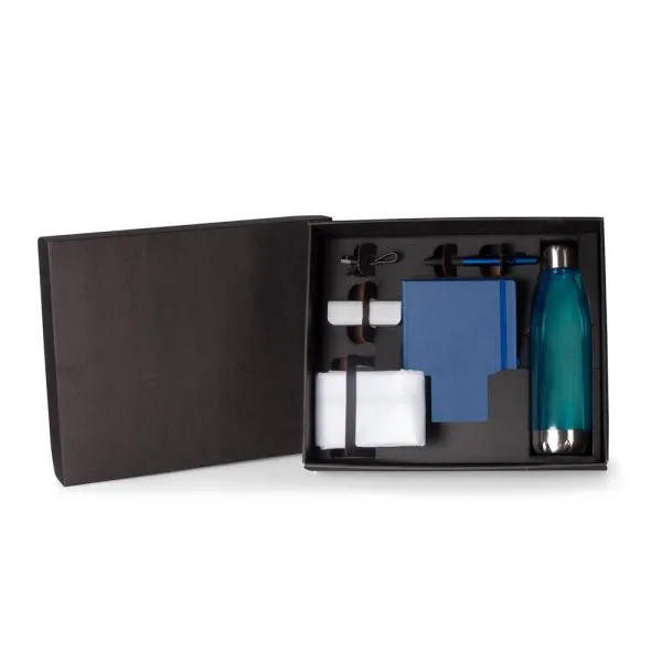 Kit boas vindas. Conta com garrafa plástica com tampa em aço inox 750ml, caderno capa dura, caneta esferográfica com tampa e ponta touch, mochila sacola em Nylon e carregador portátil 1.800mah.