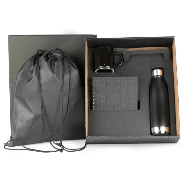 Kit composto por mochila sacola preta em Nylon 210D, caderno para anotações wire-o preto com capa dura revestida em percalux linho, caneca em cerâmica preta e garrafa em aço Inox preta com tampa rosqueável.