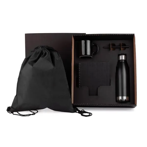 Kit composto por mochila sacola em Nylon 420 preta; garrafa em aço inox preta com tampa rosqueável; caneca em cerâmica preta; caderno para anotações wire-o preto com capa dura revestida em percalux linho e caneta esferográfica em ABS preta.