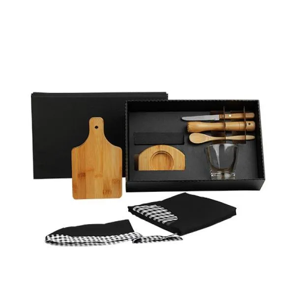 Kit caipirinha com tábua em Bambu, faca para frutas 4 em Inox/Bambu, pilão, colher de 18cm e base para a tábua em Bambu, copo em Vidro, touca e avental com bolso em Brim preto. Acomodados em uma linda caixa para presente. Capacidade da copo: 350ml