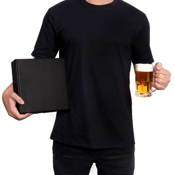 Kit composto por caneca de vidro para chopp ou cerveja com capacidade de 340 ml e camiseta tamanho G.